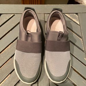 Vionic women’s slip on size 8